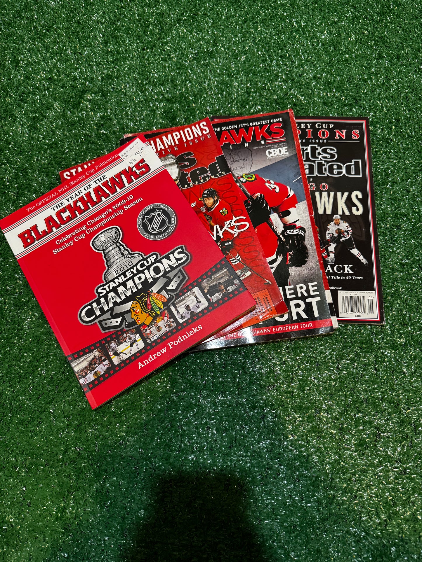 Four Pack of Early 2010s Chicago Blackhawks Magazines and Books